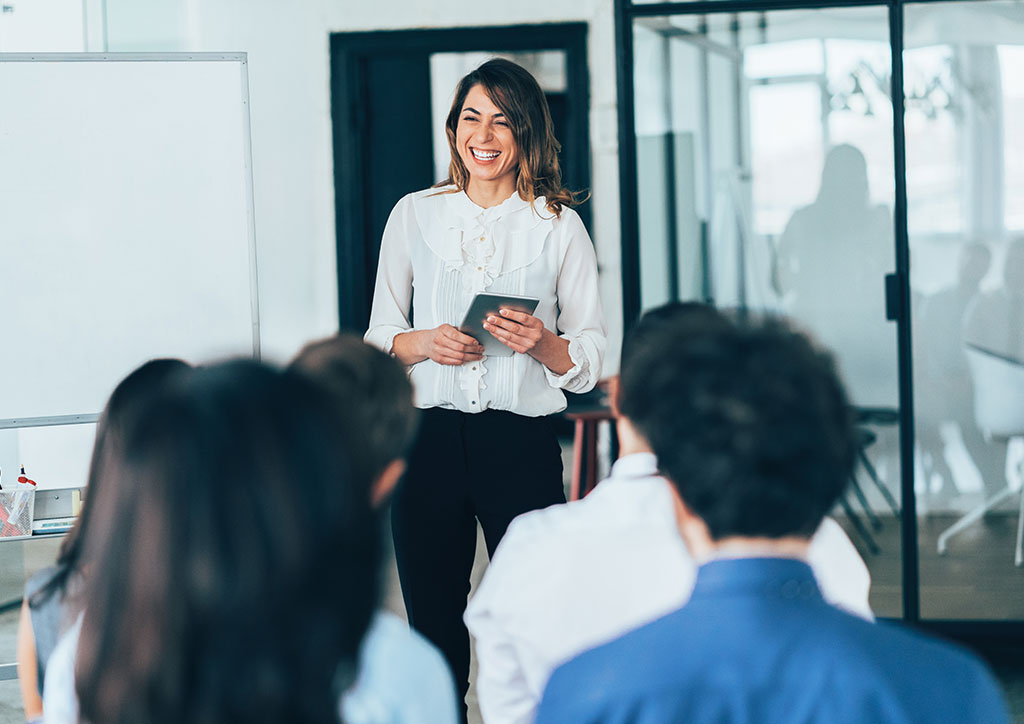 Personalreferent‑Weiterbildung: Teilnehmende diskutieren Personalthemen in modernem Schulungsraum